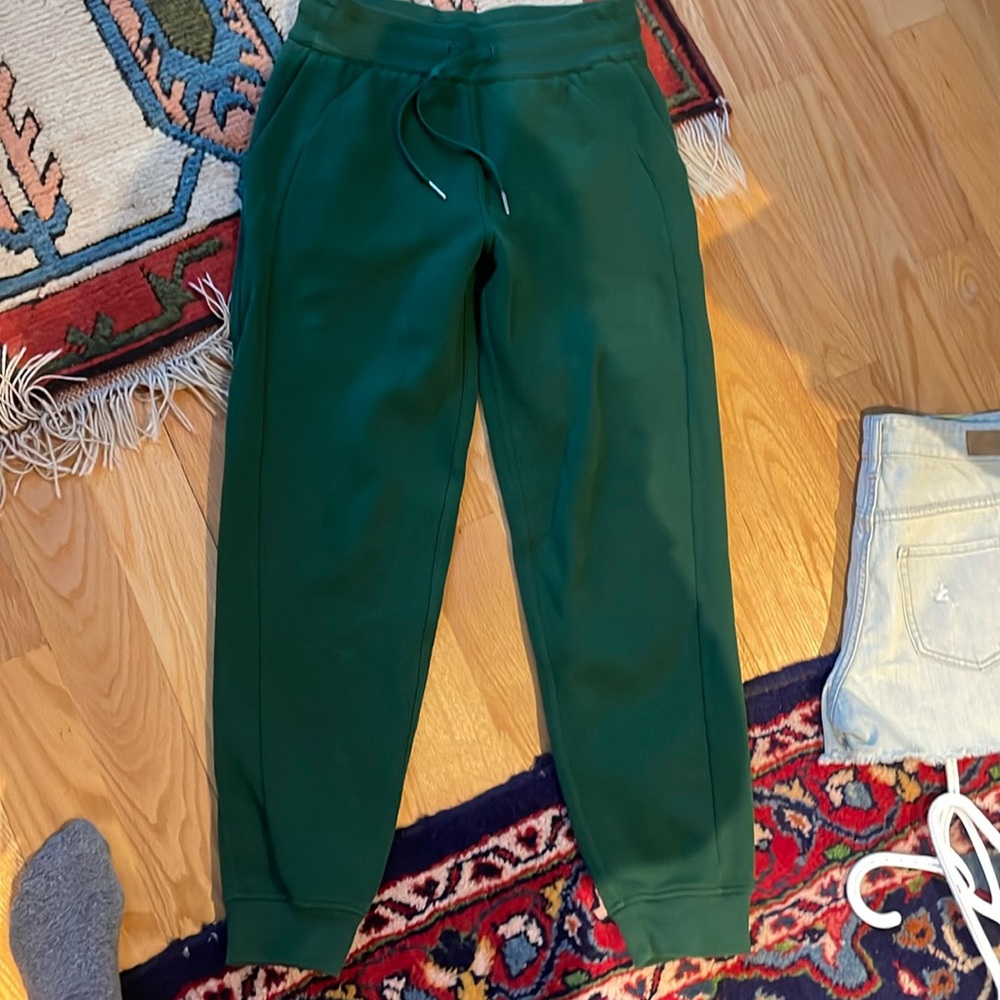Lululemon Everglade Green Scuba Joggers EUC Sz 4